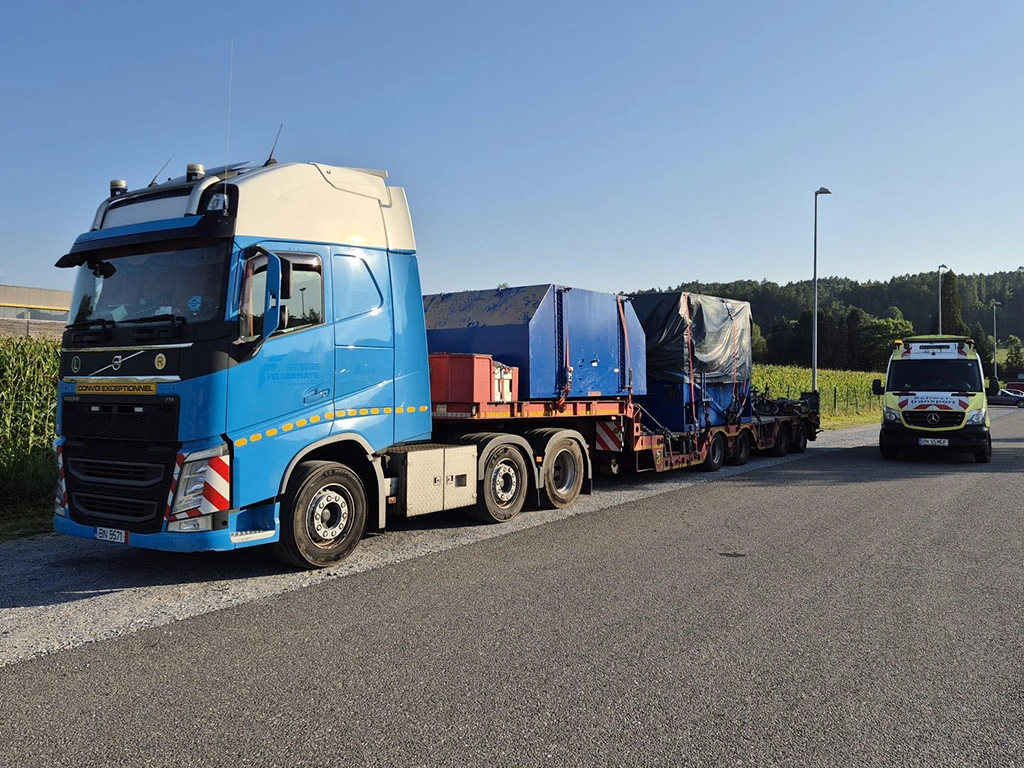 Ansamblu de transport agabaritic international si masina de escorta proprie