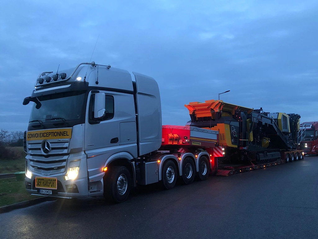 Camion Actros SLT și semitrailer extensibil transportand o freza de asfalt