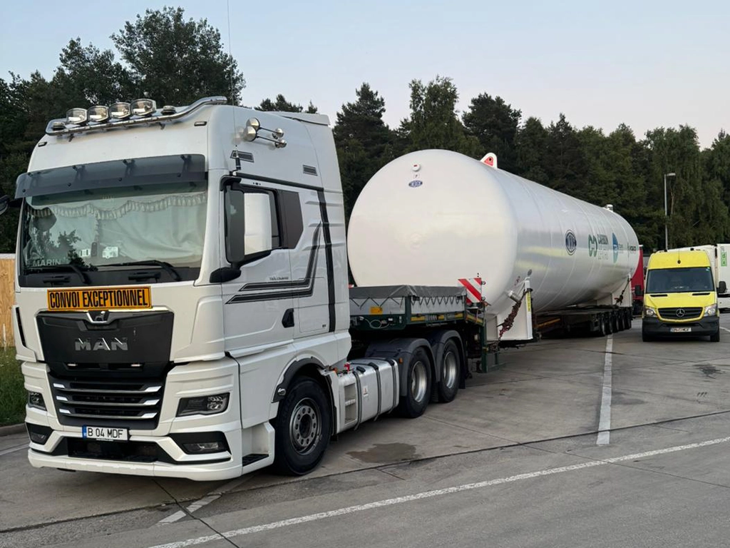 Camion MAN si trailer extensibil pentru transport agabaritic de marfuri de greutate atipica