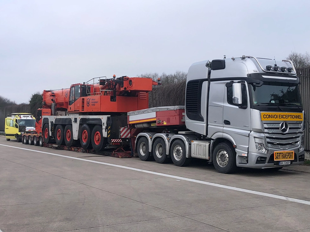 Ansamblu de transport agabaritic transportand o macara de mare tonaj