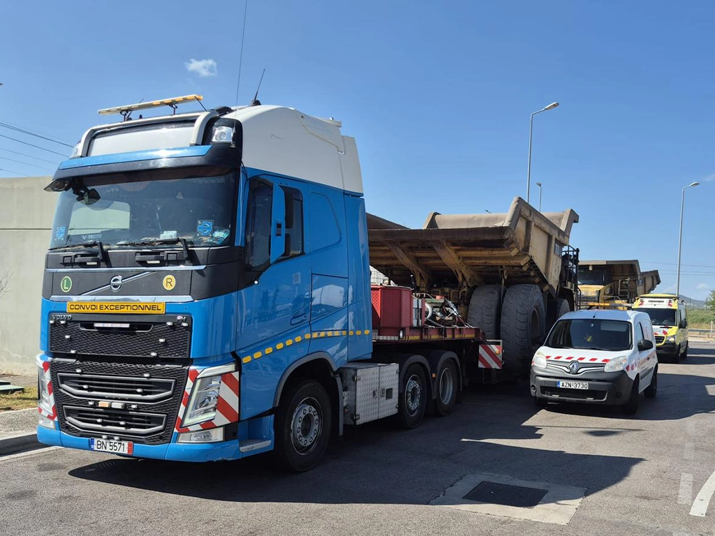Camion Volvo si masina proprie de escorta pentru transport agabaritic international