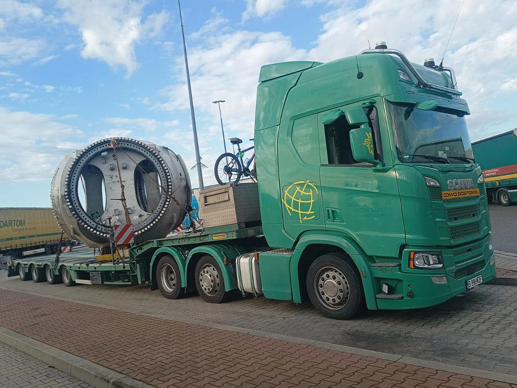 Camion Scania si semitrailer transportand o piesa industriala