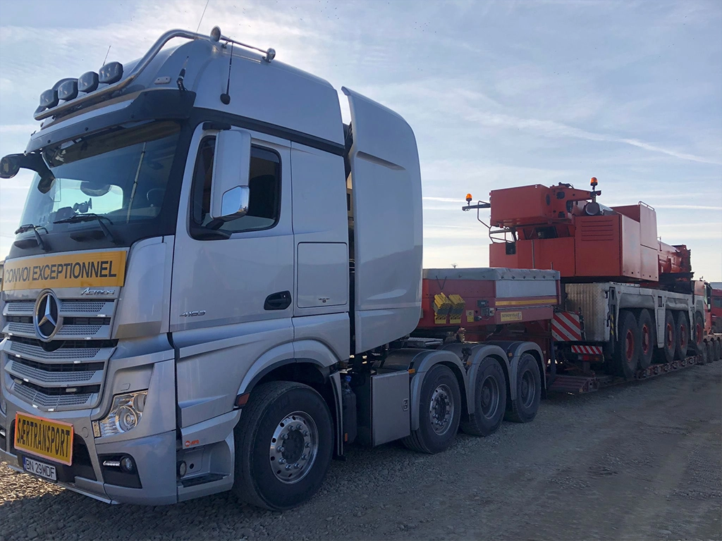 Macara de greutate mare transportata de un ansamblu cap tractor si semitrailer din flota noastra