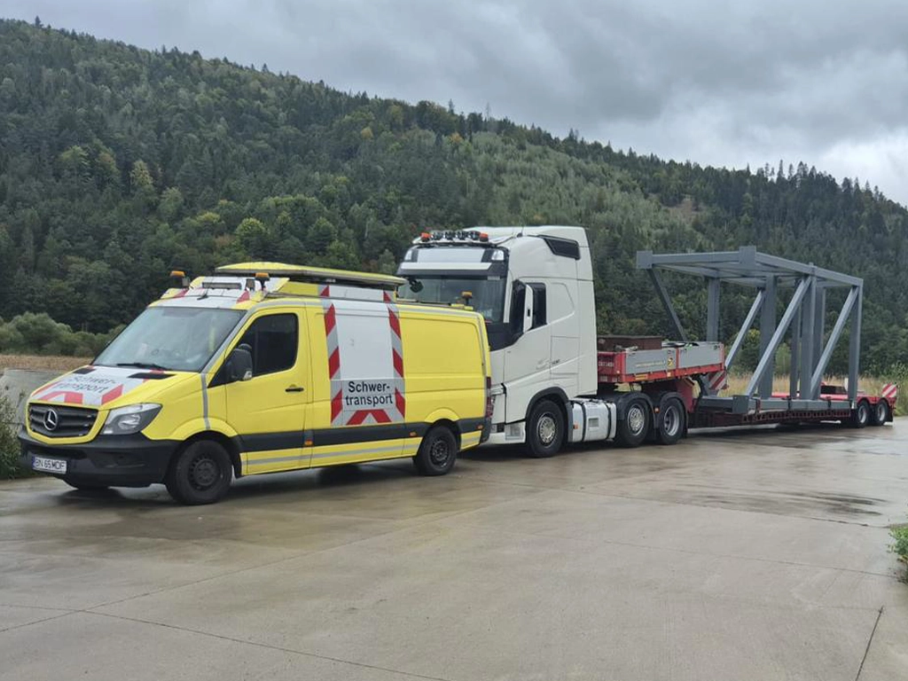 Masina de escorta pentru transport agabaritic si un ansamblu ce transporta o structura metalica