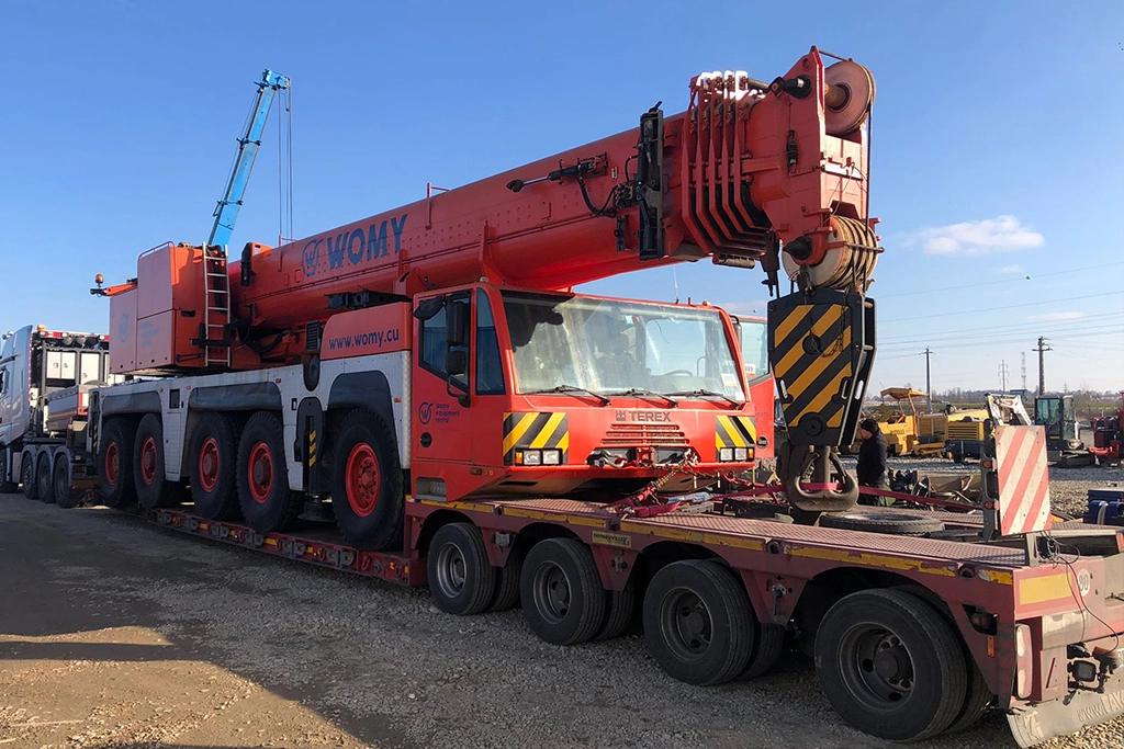 Macara transportata cu semitrailer de specialitate din flota noastra