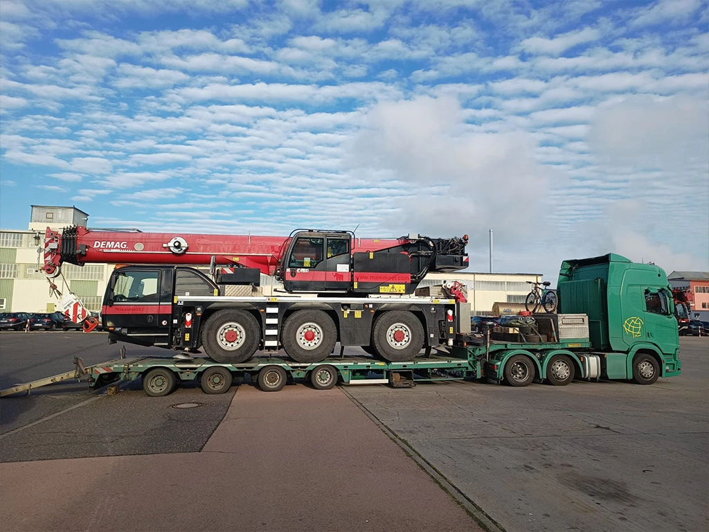 Macara transportata cu semitrailer specializat