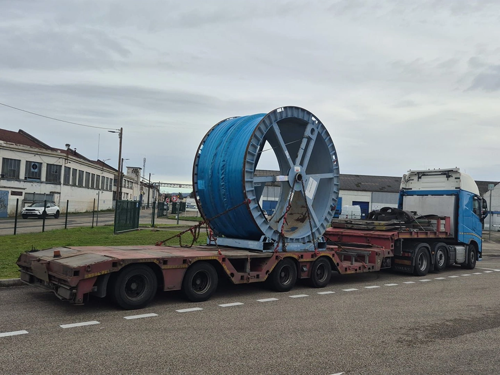 Transport piesa industriala cu ansamblu de vehicule specializate