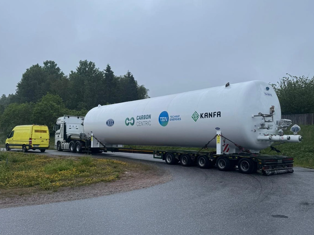 Piesa industriala de lungime mare transportata cu un trailer extensibil din flota noastra de transport