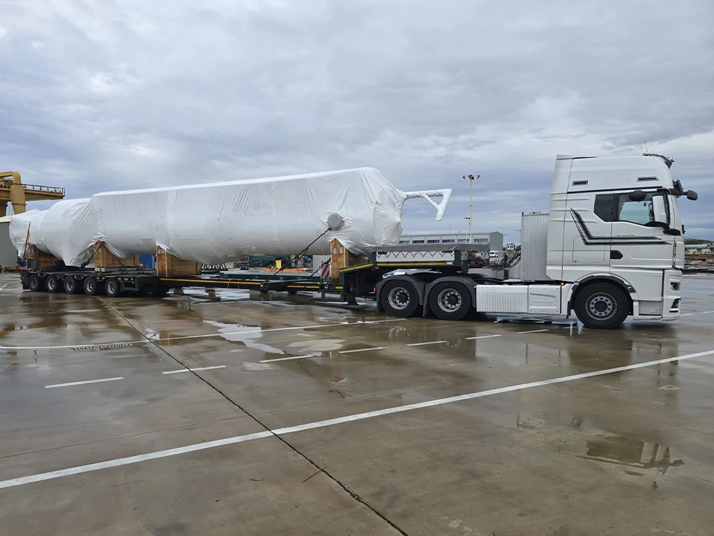 Piesa de lungime mare transportata cu un trailer extensibil