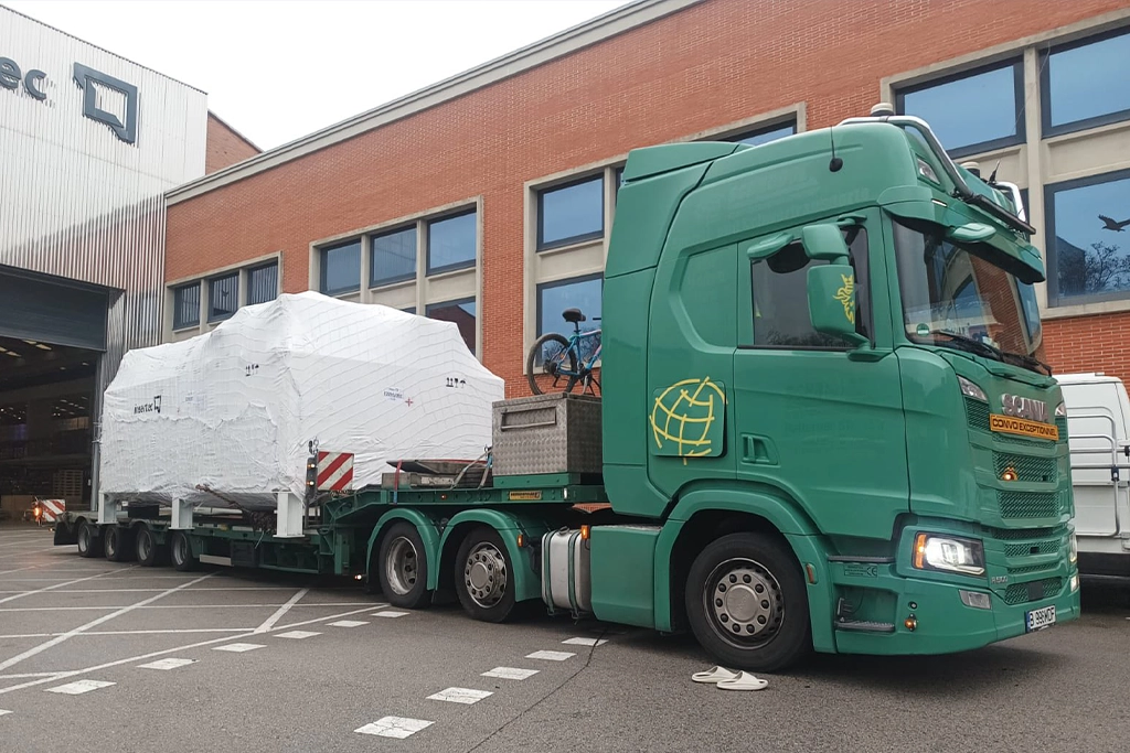 Camion Scania si semitrailer incarcat cu o piesa industriala acoperita cu folie